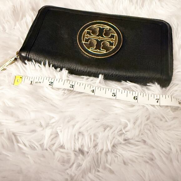 TORY BURCH | Amanda Continental Zip-around wallet Black Pebbled Leather Gold - Picture 10 of 12